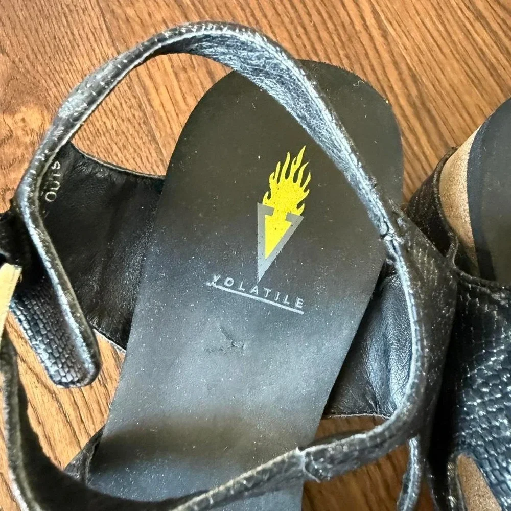 Volatile black platform